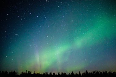 Büyülü Kuzey ışık uzak Alaska kuzeyinde, bize aurora macera gökyüzü, dans, ışıklar üzerinde gökyüzü