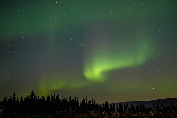 Dançando Céu Noturno Como Show Mágico Far North Aurora Perseguindo — Fotografia de Stock