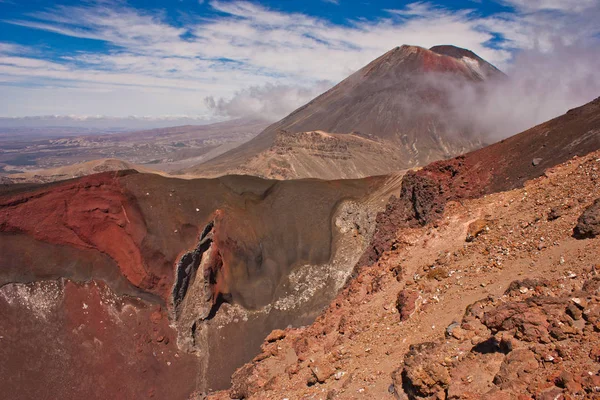 背景是新西兰 ngaruhoe 山的 ttonariro 穿越轨道上的红色火山口 — 图库照片