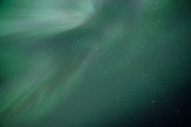 Aurora Borealis fenomen Alaska üzerinden gökyüzü süsler