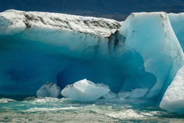 Prince William Sound, Alaska'da büyük mavi kütlesi yüzen