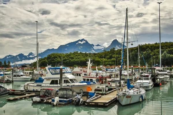 Puerto en la ciudad de Valdez con montañas de Alaska en el fondo —  Fotos de Stock