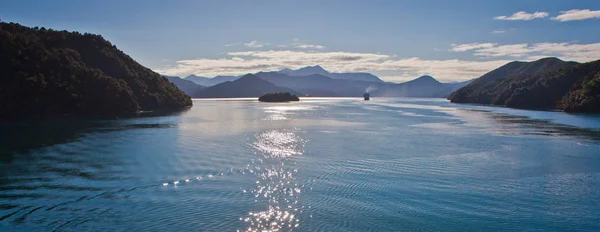 Przejście Cook Inlet promem z Wellington do Piton w Nowej Zelandii — Zdjęcie stockowe