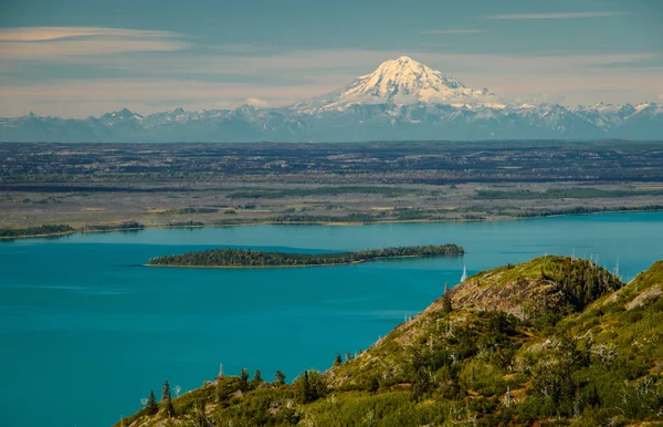 Mt. Redoubt punkt widokowy z jeziora Skilak na półwyspie Kenai na Alasce — Zdjęcie stockowe