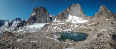 Bc, Kanada'daki Bugaboo eyalet parkının Panoramtik görünümü