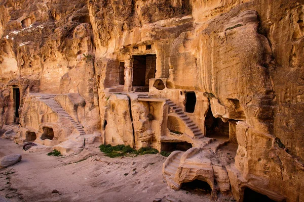 Nabataische antike Stätte in der berühmten touristischen Stätte Petra in Jordanien — Stockfoto