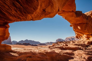 Küçük Köprü kaya oluşumundan Wadi Rum çölünün çerçeveli görüntüsü, Jordan