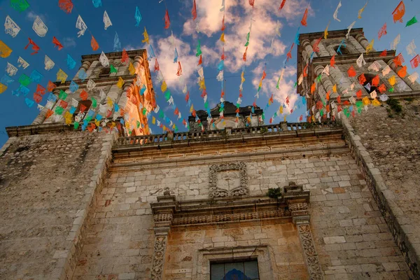 Iglesia Valladolid con decoración navideña, estado mexicano de Yucatán —  Fotos de Stock