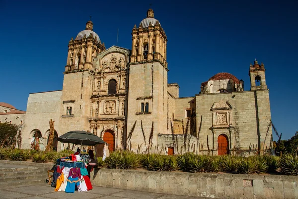 Kända majestätiska katolska katedralen på stora torget i Oaxaca stad, Mexiko — Stockfoto