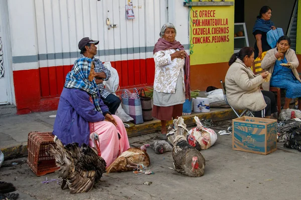 Indígenas mexicanos no mercado de domingo na região de Oaxaca Imagem De Stock