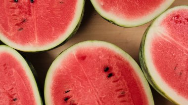 Tahta zemin üzerinde yarım parça taze kırmızı karpuz yakın çekim, tropikal tatlı ve besleyici aperatif ile doğal doku desen sıcak yaz, sağlıklı gıda bol meyve.