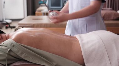 Yakın çekim, kupa terapisi, Asyalı fizyoterapist tarafından sağIıklı iyileşme ve ağrı kesici tedavisi, bir kaplıca kliniğinde geleneksel tıbbi tedavi, ve sağlık masajı yaşam tarzı..