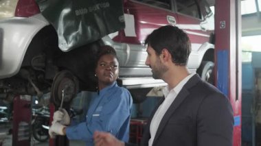 Latin erkek işletme müdürü Siyah Mekanik Kadın, araba süspansiyonu düzeltme talepleri kontrol listesi ve sigorta garantisi, otomotiv garajında mekanik bakım ve ulaşım endüstrisi konularını görüştü.