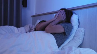 Asyalı bekar anne uykusuz, stresli ve kızının yanında boşandıktan sonra geceleri endişeli, uykusuzluk hastalığı yatak odasında, olgun ve menopozlu kadın, aile sağlık sorunu, yaşam tarzı.