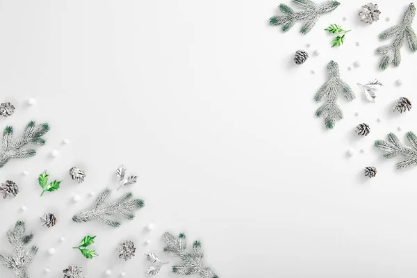 Minimales Winterkonzept Immergrüne Äste Mit Schnee Und Tannenzapfen Horizontale Komposition — Stockfoto