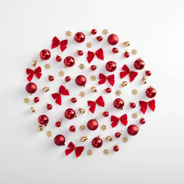 Minimale Maquette Kerstmis Rode Kerstbal Strik Gouden Sneeuwvlok Witte Achtergrond — Stockfoto