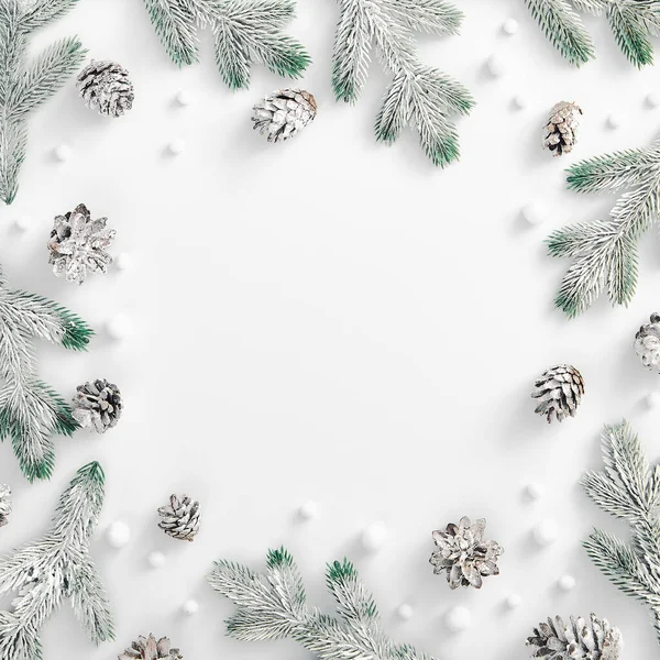 冬季最小的概念 长青树枝与雪和松果 正方形构图 顶视图 冰雪森林创意最小的布局 空格为Tex — 图库照片