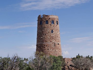 Büyük Kanyon Ulusal Parkı 'nda güzel bir yaz sabahı bulutlu bir gökyüzüne karşı bir kule.