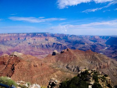 Güneşli bir yaz öğleden sonrasında Grand Canyon Ulusal Parkı 'ndaki muhteşem manzaranın fotoğrafı.