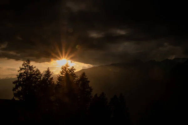 Eine Silhouette Vor Einem Farbenfrohen Sonnenuntergang Nach Einem Gewitter Den — Stockfoto