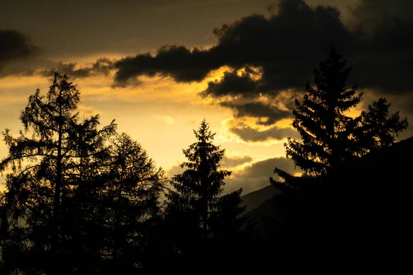 Eine Silhouette Vor Einem Farbenfrohen Sonnenuntergang Nach Einem Gewitter Den — Stockfoto