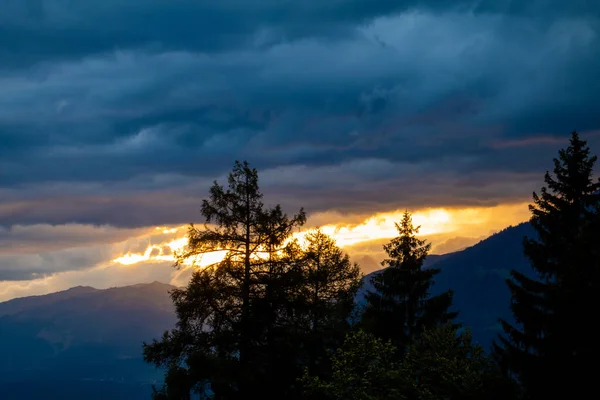 Красочный Закат Летний Вечер Швейцарских Горах Ясно Видимыми Лучами Солнца — стоковое фото