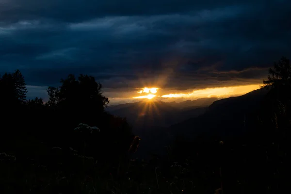 Красочный Закат Летний Вечер Швейцарских Горах Ясно Видимыми Лучами Солнца — стоковое фото