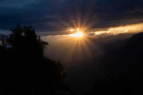 Farbenfroher Sonnenuntergang Einem Sommerabend Den Schweizer Bergen Mit Deutlich Sichtbaren — Stockfoto