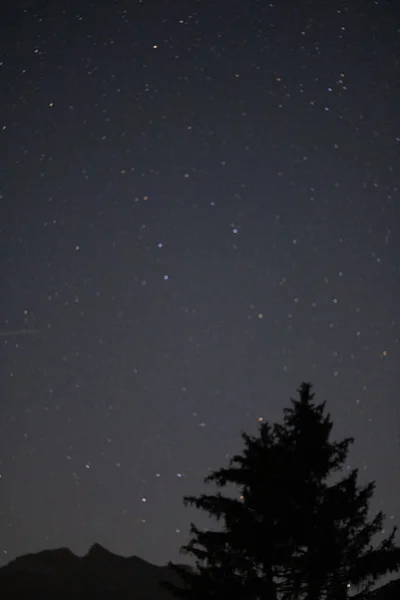 Foto Uma Noite Clara Estrelada Nos Alpes Suíços — Fotografia de Stock