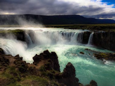 İzlanda 'nın kuzeyindeki Godafoss' ta bulutlu bir yaz gününde huzurlu bir manzara.
