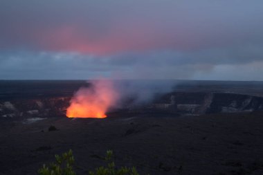 Büyük Hawaii adasındaki volkan ulusal parkında alacakaranlıkta bir volkanın parıltısı..