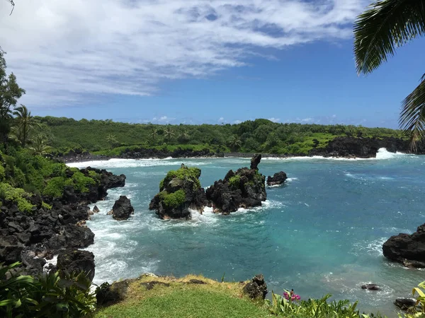 Фото Бирюзового Голубого Залива Черным Песком Гавайях — стоковое фото
