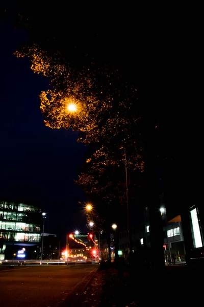 Longue Exposition Une Rue Automne Avec Quelques Sentiers Lumineux — Photo