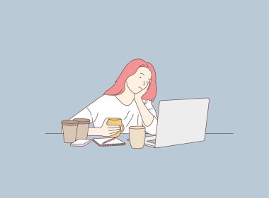 Sıkıcı ofis çalışanları iş yerinde dizüstü bilgisayara bakan kahve fincanlarıyla çevrelenmiş halde sıkılıyor.