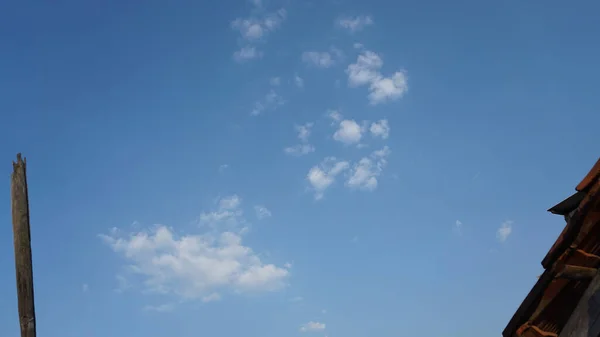 Eine Ansammlung Von Wolken Mit Einem Schönen Blauen Himmel — Stockfoto