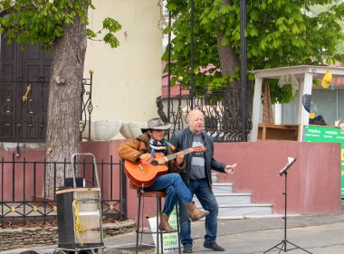 Yaşlanmış iki sarhoş sokak müzisyeni