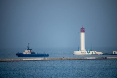 Limandaki deniz feneri.