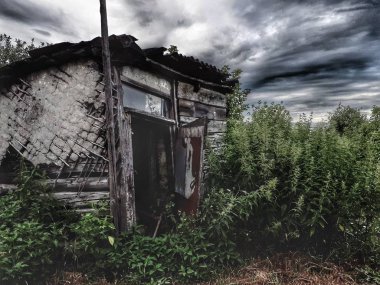 Kasvetli bir arka planda taşra ahırı