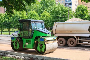 Yol çalışması sırasında asfalt silindiri