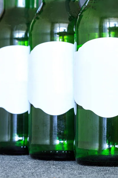 Beyaz Etiketli Bira Şişesinin Parçaları Planda Keskinlik — Stok fotoğraf