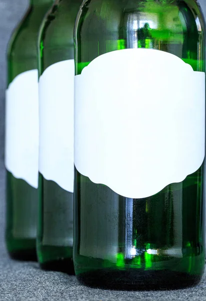 Delen Van Drie Bierflesjes Met Witte Etiketten Scherpte Voorgrond — Stockfoto