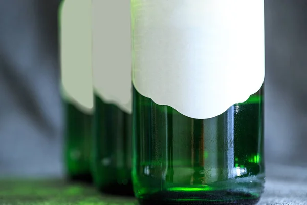 Teile Von Drei Bierflaschen Mit Weißen Etiketten — Stockfoto