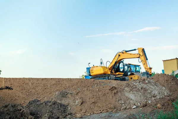 Bir yol seti inşaatında kazıcı