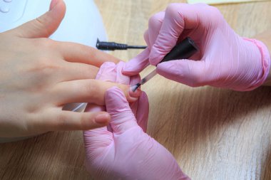 Manikür sürecinde istemcinin ve ustanın elleri