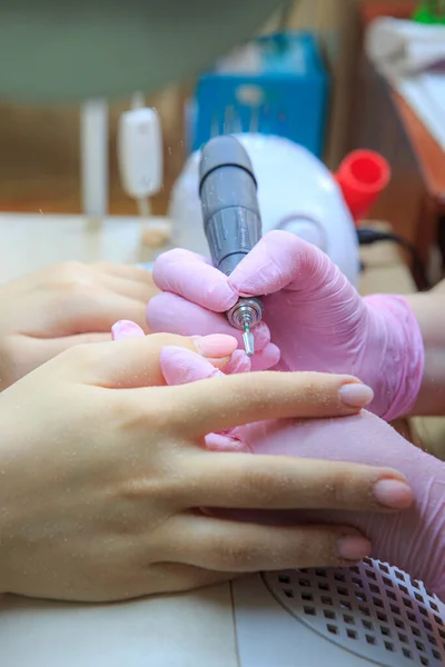 Manos Del Cliente Maestro Durante Proceso Manicura —  Fotos de Stock