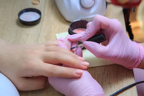 Mani Del Cliente Maestro Durante Processo Manicure — Foto Stock