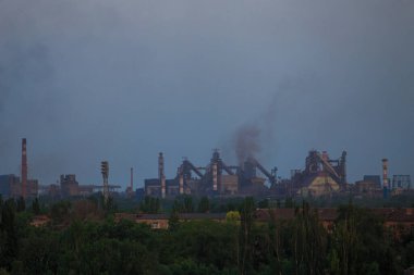 Akşamları metalurji fabrikasının panoraması