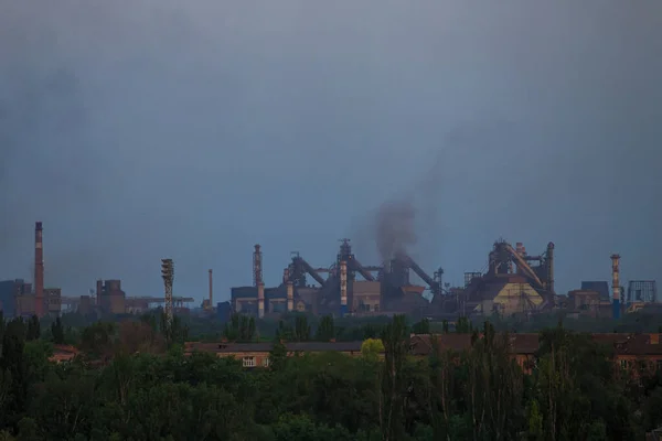 Akşamları metalurji fabrikasının panoraması