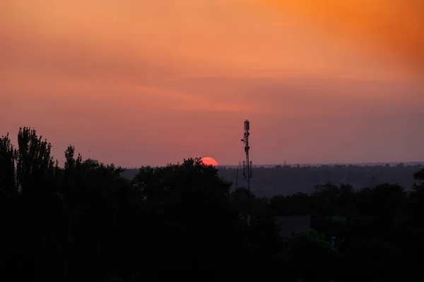Мачта Антенны Мобильной Связи Против Заходящего Солнца — стоковое фото