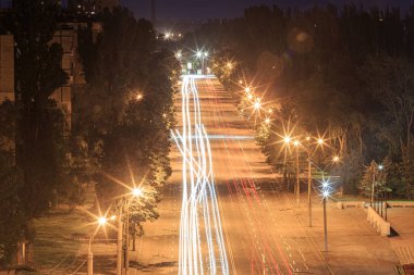 Şehirde geceleri fenerlerle dolu bir yol.